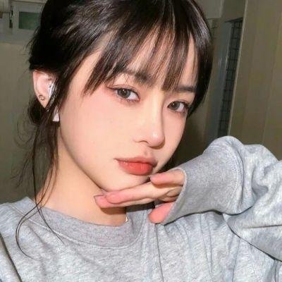 豪门千金被曝晒豪宅名表，前后半年发布会现场画面流出